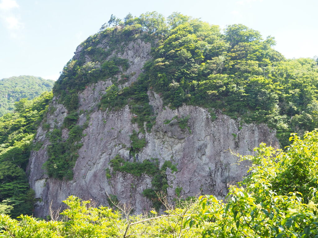 巨大な岩壁